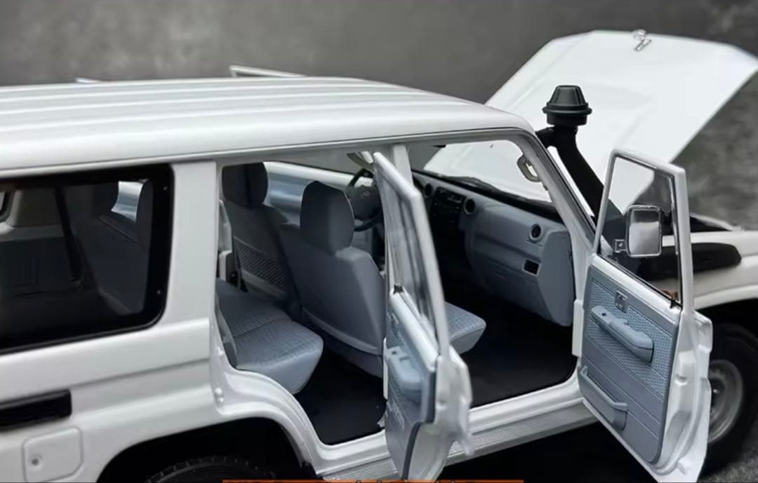 トヨタ ランドクルーザー 1/18スケールモデルミニカー