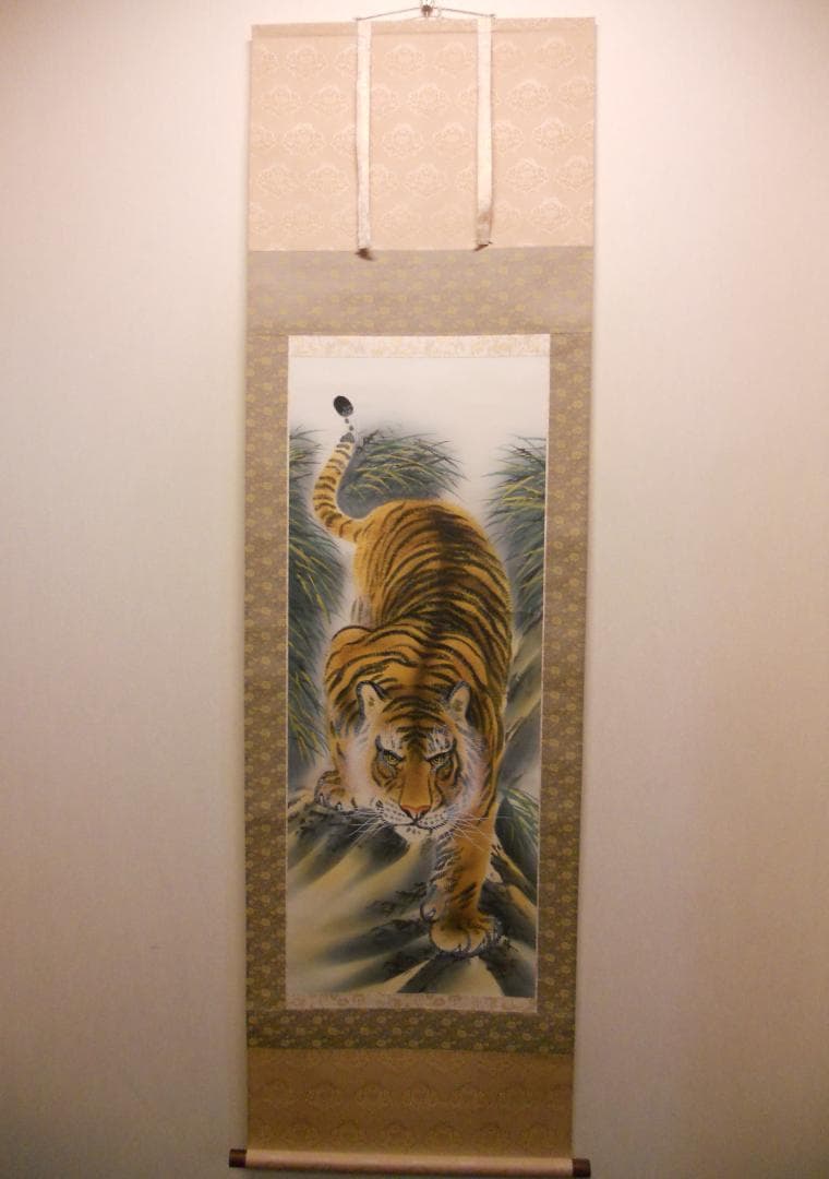 掛け軸 元勝 猛虎 猛虎之図 絹本 希少 軸装 茶道具 掛軸 美品 です。