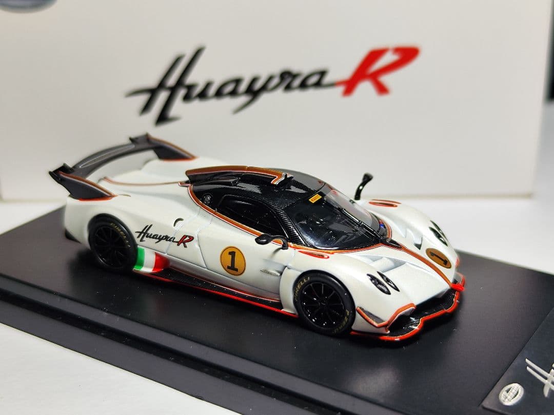 LCDモデル 1/64 PAGANI HUAYRA R