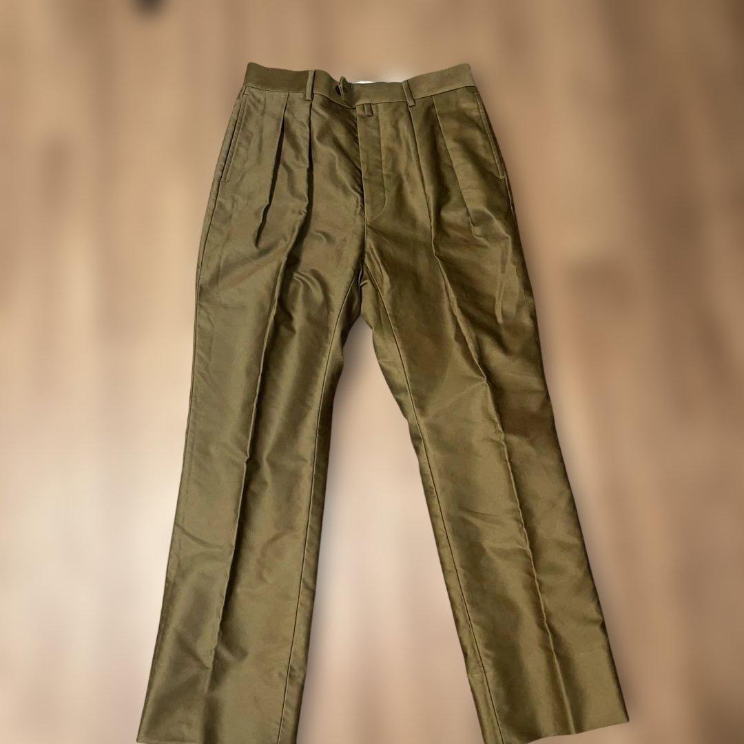 NEAT プリーツ入り チノパン オリーブ