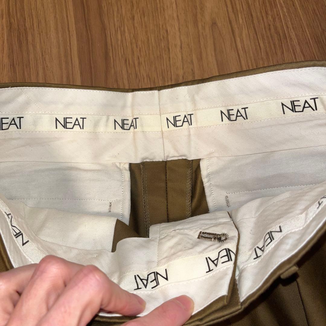 NEAT プリーツ入り チノパン オリーブ