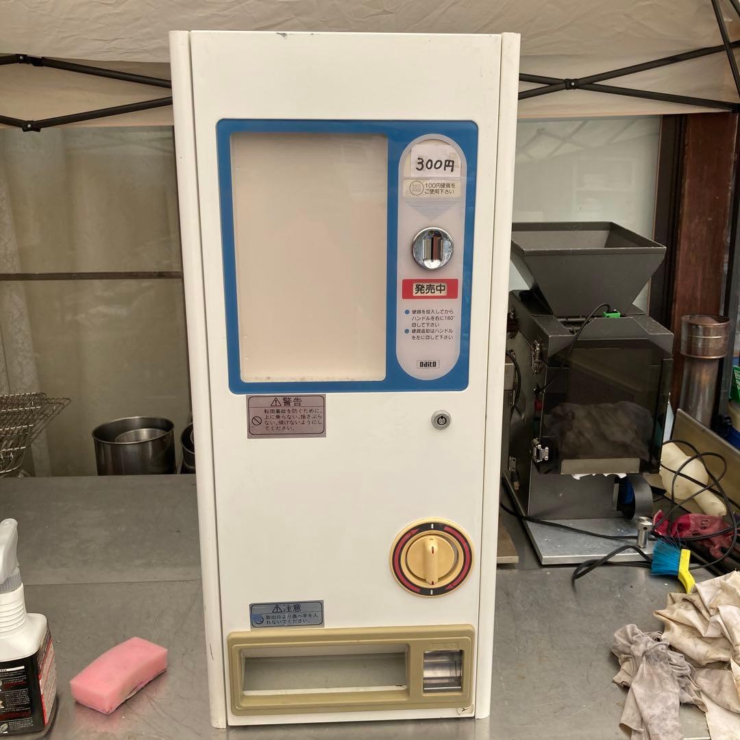ガチャ機　カードガチャ　手動式自動販売機　鍵交換済み