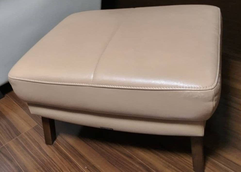 ★可愛いわん様のオットマン★　カリモク　オットマン　　ZU バフ