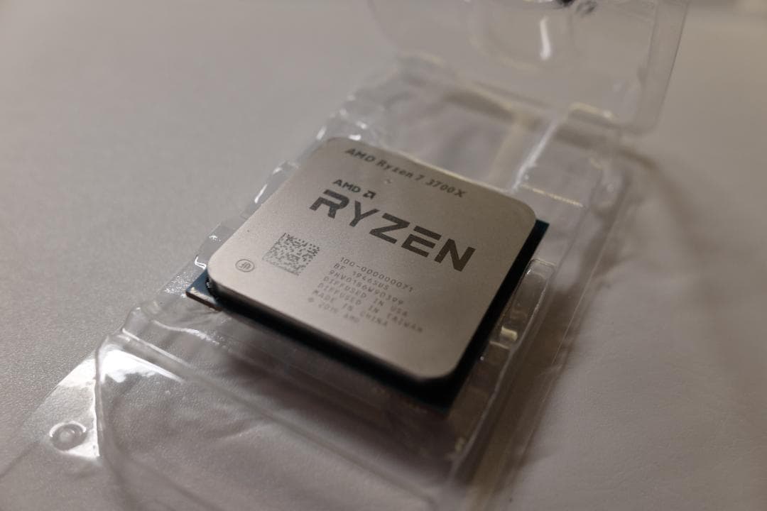 AMD Ryzen 7 3700X CPU（ヒートスプレッダに傷あり）