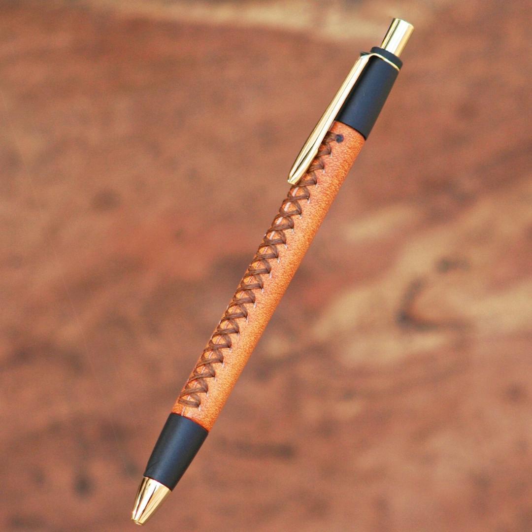 新品未使用　革軸ペン　ヌメ革 オレンジ　シックザール　schicksal